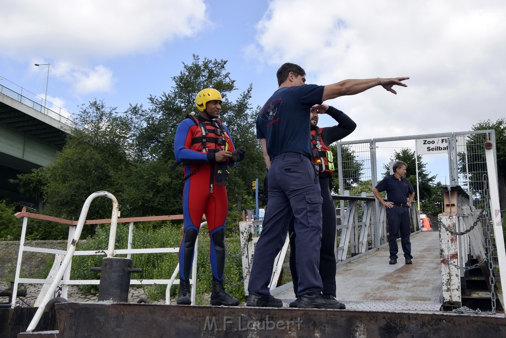 Uebung BF Taucher und Presse Koeln Zoobruecke Rhein P032.JPG - Miklos Laubert